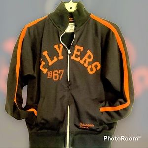 A Philadelphia Flyers full zip windbreaker. In pre owned condition.